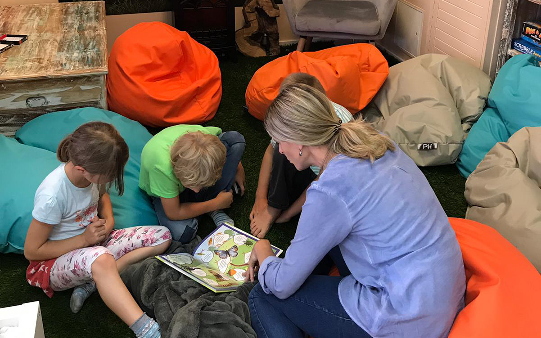 Kinder üben Lesen in der Leseinsel vom Wunderwuzzi
