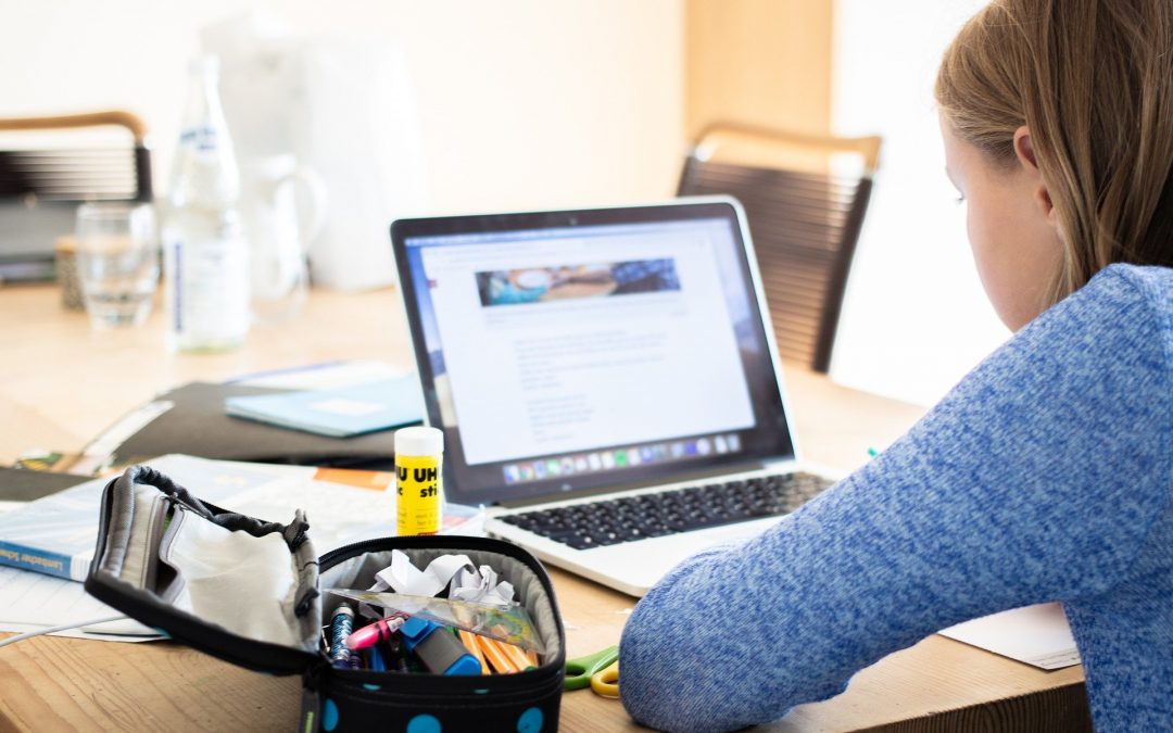 Homeschooling - Mädchen lernt zu Hause am Laptop